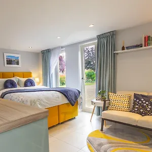 Stylish Studio-walk To Windsor/eton/thames With Car Park Datchet